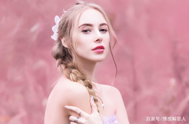 老婆同学聚会坐在男人腿上，丈夫怒却被说小气，这种事情你们怎么看？