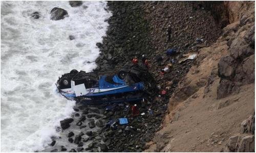 秘鲁一辆巴士从山路坠落，造成至少27人死亡，事故发生的原因是什么？