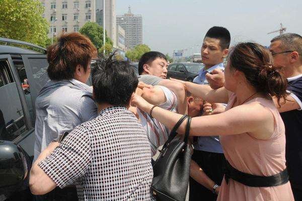 上海小区居民回应居委会殴打两女子,该事件的具体详情是怎样的?