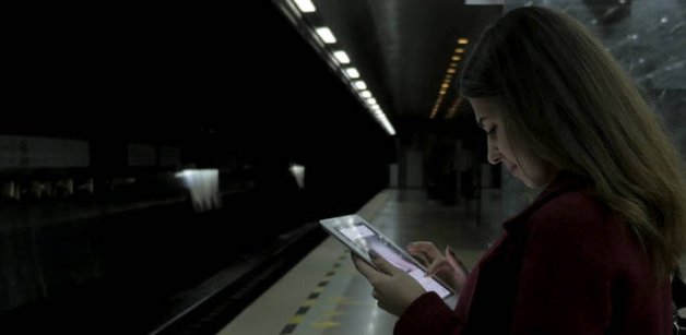 女孩地铁站下楼玩手机摔倒,如何看待女孩的行为?