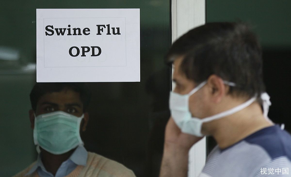 印度男子下跪恳求警察不要拿走氧气瓶，氧气瓶对印度来说到底有多重要？