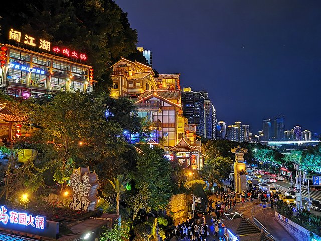 重庆洪崖洞为游客封路封桥,如此举动是否会引起当地市民反感?