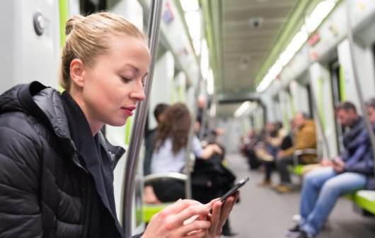 女孩地铁站下楼玩手机摔倒,如何看待女孩的行为?