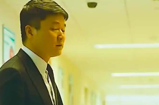 《人潮汹涌》由刘德华肖央主演,里面主要讲的什么故事?