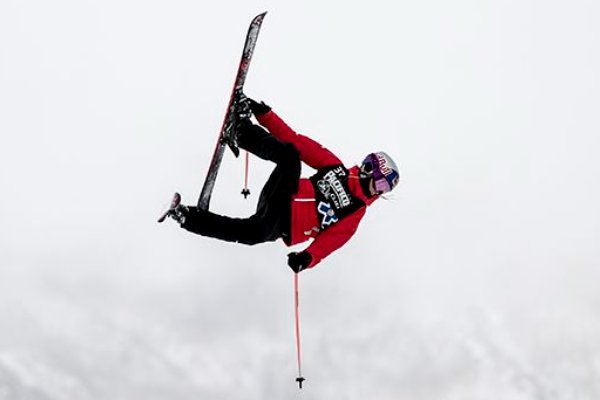 谷爱凌咬住金牌庆祝胜利,她为了胜利背后付出了什么?