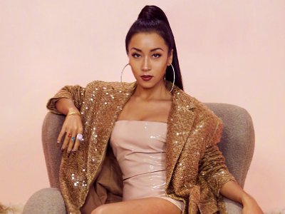 吉克隽逸在微博开直播了，直播的内容是什么？