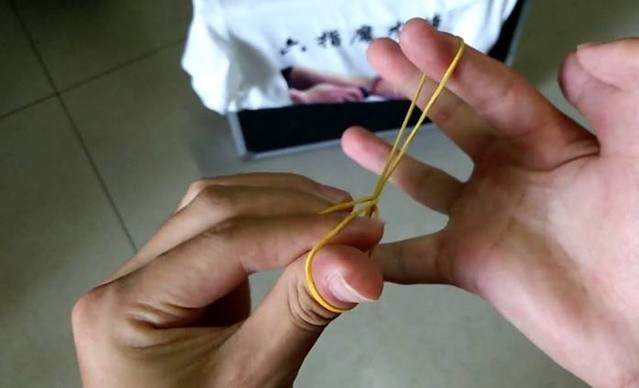 橡皮筋魔术是怎么变出来的?