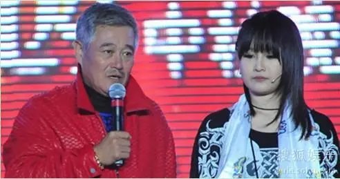 赵本山出镜女儿球球的直播，他选择退居幕后的原因是什么？