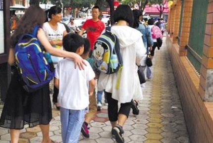 上学的时候很多家长帮孩子背书包,你认为家长的做法对吗?