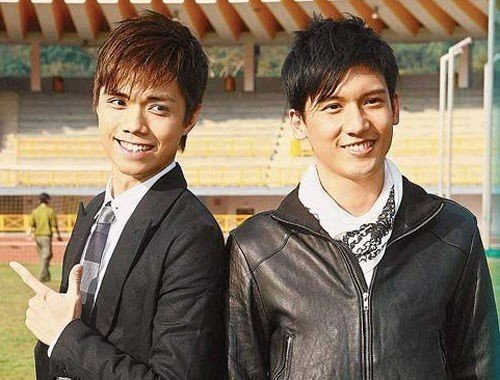 张敬轩在演唱会上亲关智斌，传说中的同性绯闻是真的吗？