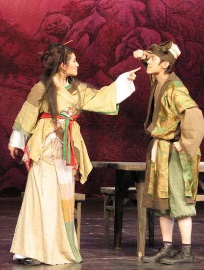 谢娜下跪道歉是怎么回事？