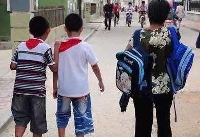 上学的时候很多家长帮孩子背书包,你认为家长的做法对吗?
