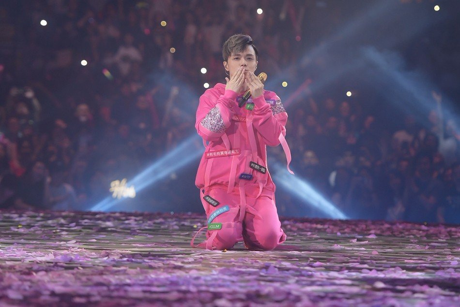 张敬轩在演唱会上亲关智斌，传说中的同性绯闻是真的吗？