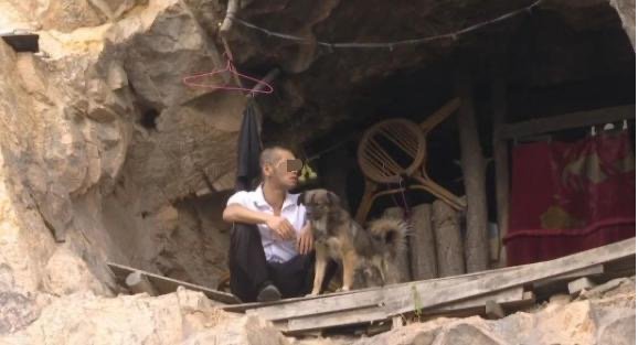 神秘小伙在山洞隐居八年，为求清净，这八年他是怎样生活的？