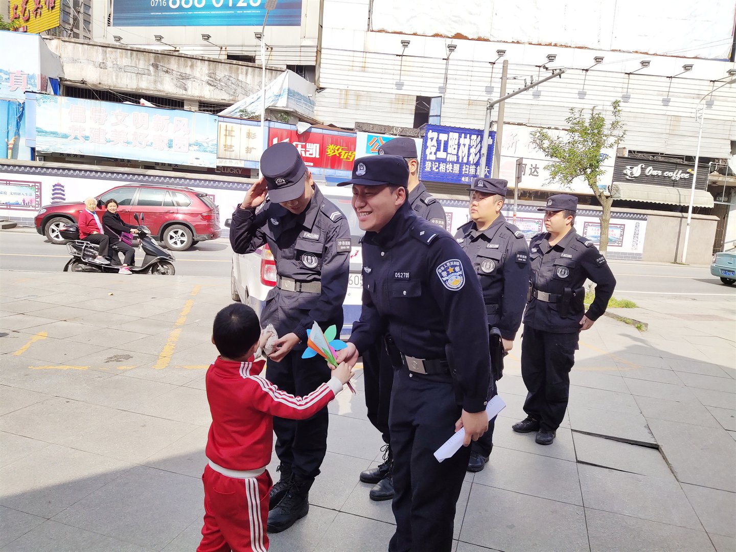 湖北一小男孩偷十块钱被爸爸送到派出所，这位父亲的做法可取吗？