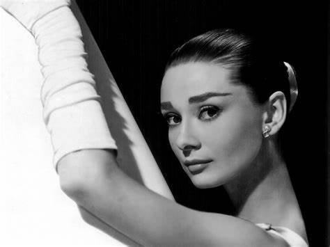 纪梵希为赫本终身不娶，赫本葬礼上亲自抬棺，旷世情缘终落下帷幕，为什么？