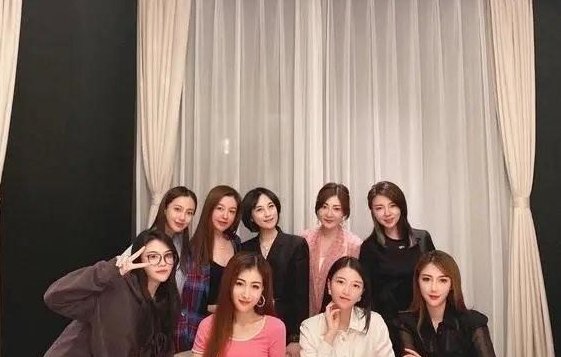 baby聚会合影未站c位为何引起网友广泛讨论？