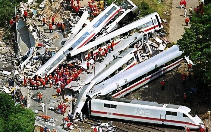 D2809次动车脱轨：2乘客在ICU抢救，乘客的医治费用该由谁来承担？