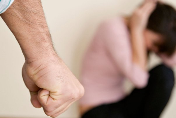 长沙街头一男生抱摔女生,他们之间究竟有何仇怨?