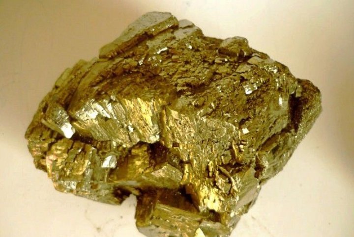 金矿石跟铜矿石如何区分，下图是什么！