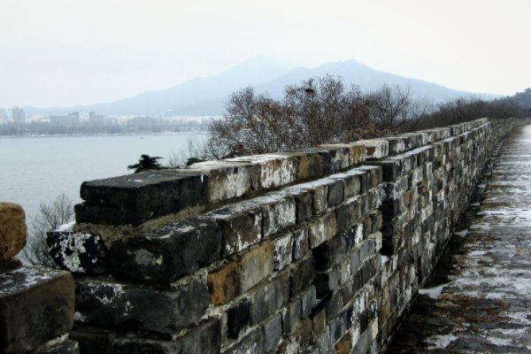 依旧烟笼十里堤的上一句是什么？