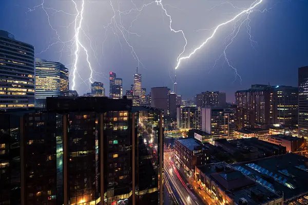 上海暴雨，黑夜中巨大闪电击地，闪电的威力有多大？