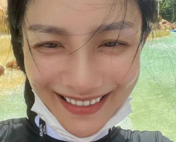 胡可在微博晒出与安吉、小鱼儿的自拍照，她的状态怎么样？