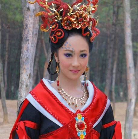 在《活佛济公》中章小惠对绿姬有什么样的感情？