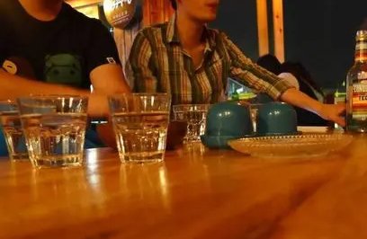 酒吧玩的一个摇筛子的游戏,规则是什么样的