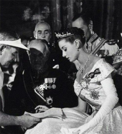 纪梵希为赫本终身不娶，赫本葬礼上亲自抬棺，旷世情缘终落下帷幕，为什么？