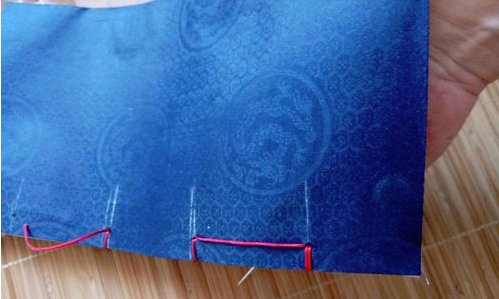 古书的装订线是怎样穿的？？