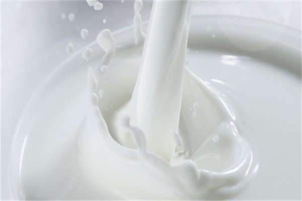 喝牛奶的最佳时间是？