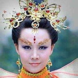 在《活佛济公》中章小惠对绿姬有什么样的感情？