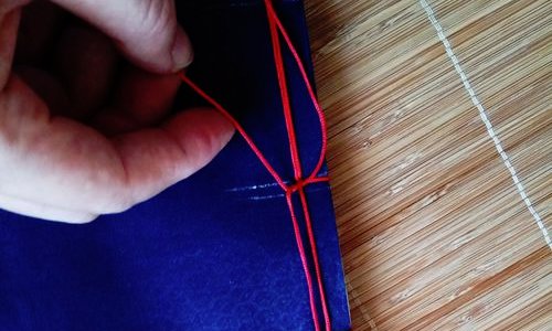 古书的装订线是怎样穿的？？