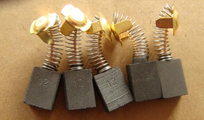 在电动机中，电刷有什么作用