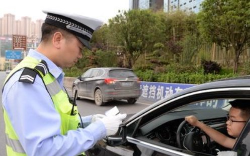 汽车可以更换车标吗？