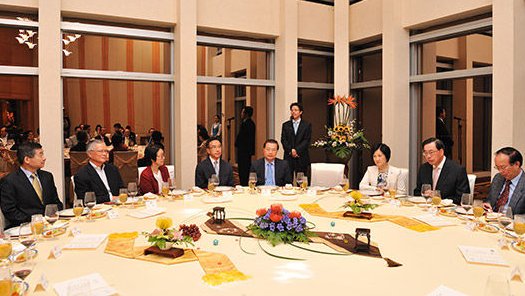 宴请客人时,应该如何安排座位?