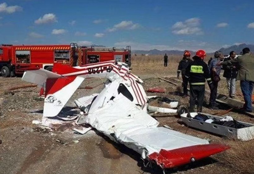 伊朗一架超轻型飞机在设拉子坠毁，两人受伤，坠机的原因是什么？