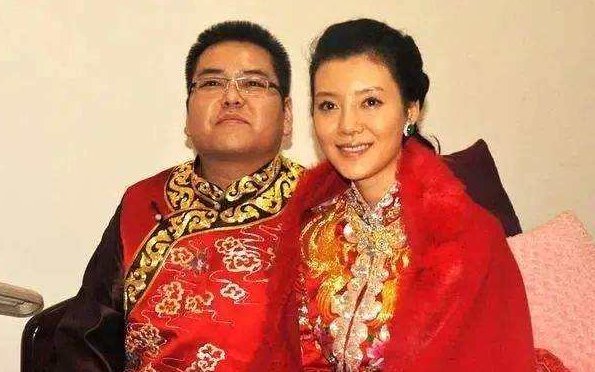 演员车晓的首次婚礼是和谁结婚的？