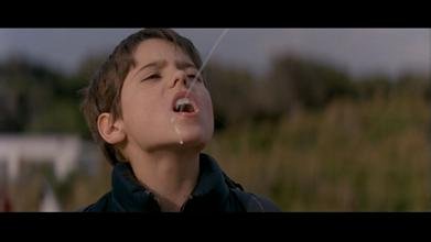 在外国有一部电影一个女人给一个小孩吃奶叫什么