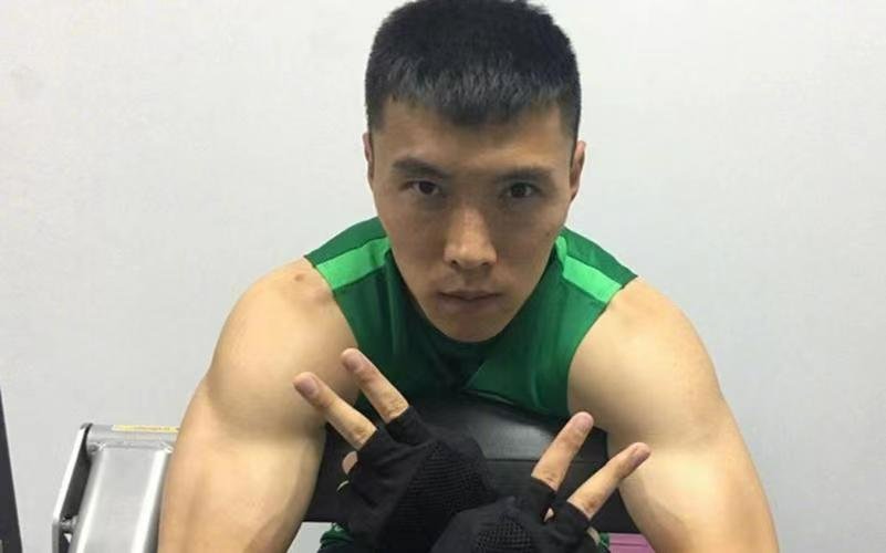 体操冠军张宏涛晒肌肉照后惹争议，照片是否存在不妥之处？