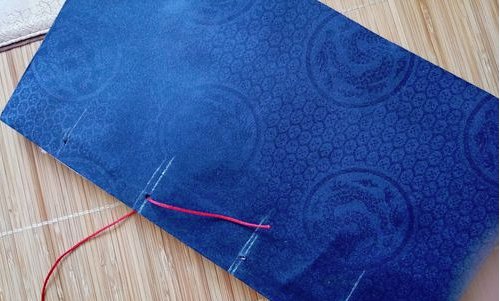 古书的装订线是怎样穿的？？