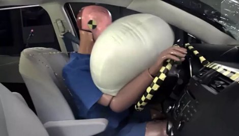 安全气囊的工作原理是什么？