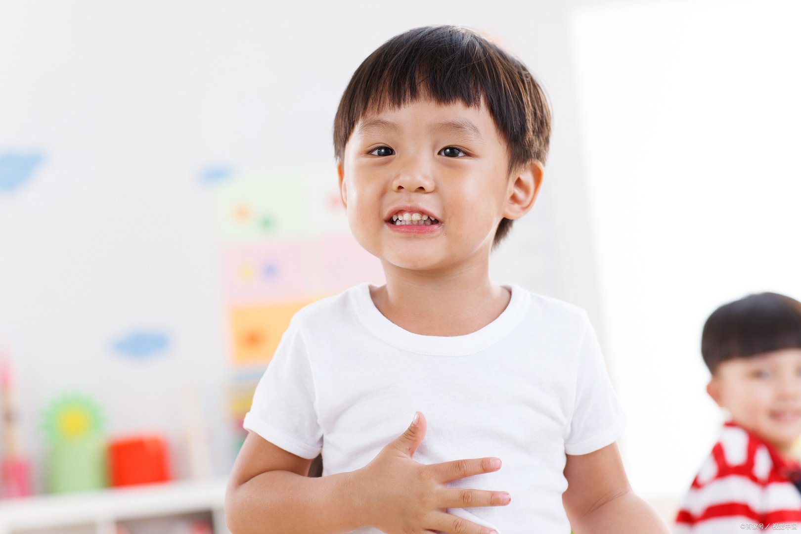 保定一幼儿园被曝给孩子吃烂水果，孩子们的饮食安全该如何保障？