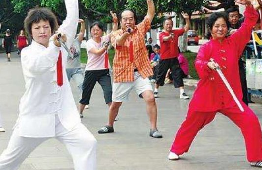 老人把共享单车当运动器材锻炼，应该制止这种行为吗？