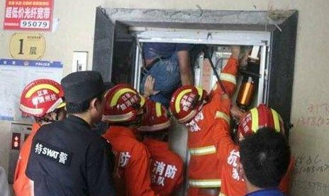 关于电梯维保工人作业时被卡身亡是什么原因?