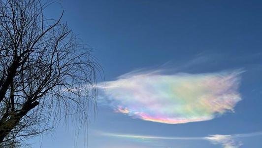 宁静拍到了七彩祥云，她所拍照的是哪个地方？