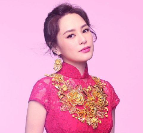 阿娇晒高中校服照，她现在和以前相比有什么变化吗？