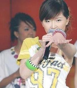 2007年，辱骂军人“看门狗”，被武警当众甩两巴掌的唐笑如今怎样了？