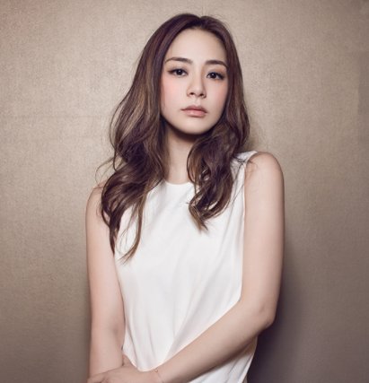 阿娇晒高中校服照，她现在和以前相比有什么变化吗？